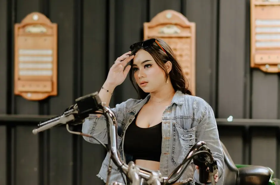 Ilustrasi wanita Indonesia dengan gaya oversized dan aksesori headband