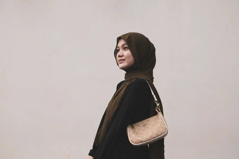 Gaya pakaian sederhana dengan warna netral