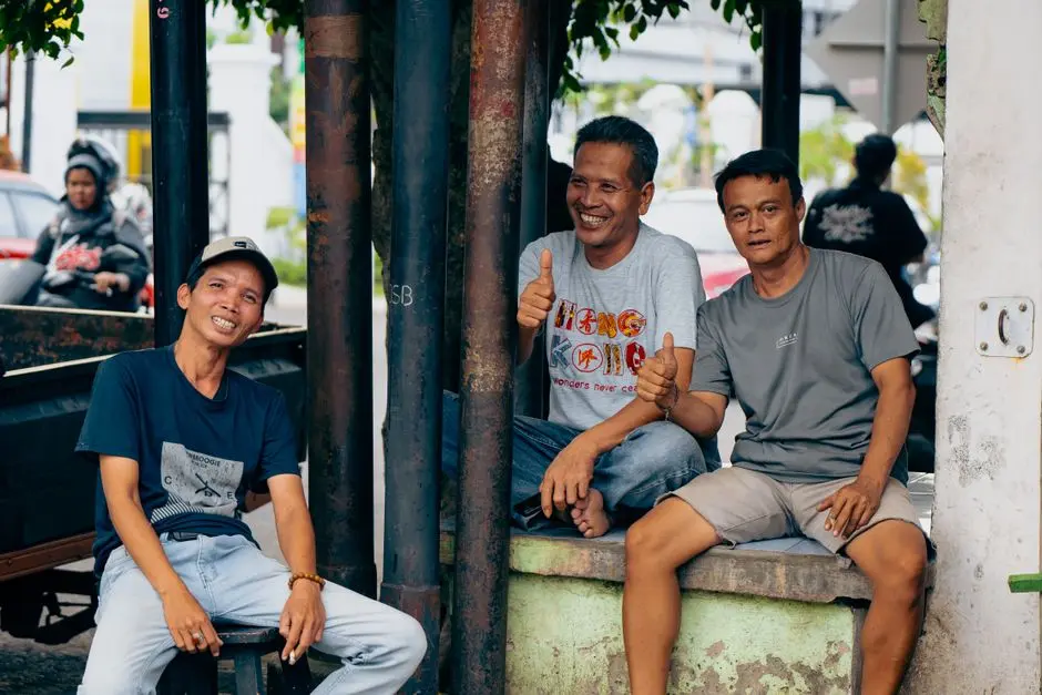 Gaya berpakaian santai dengan sentuhan motif lokal Indonesia